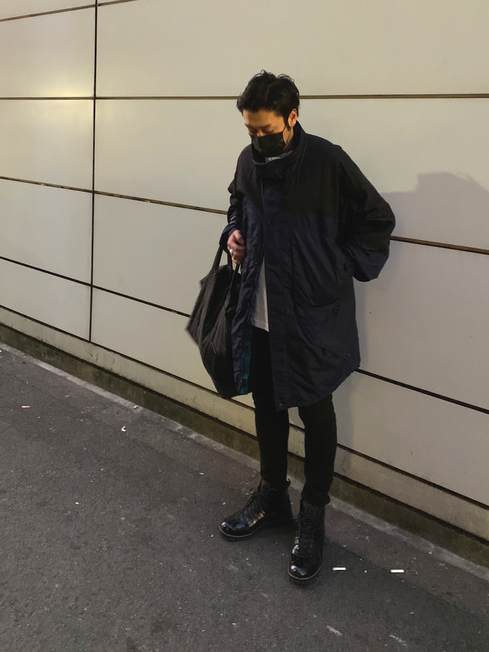 「秋冬コーデ、オーバーサイズ、古着、古着MIX、古着好きな人と繋がりたい、ロングコート、大人カジュアル、シンプル、レザー、休日スタイル、ユニクロ、モノトーンコーデ、vintage」｜「Columbiaのアイテム（ナイロンジャケット、ブラック系）」を使った、KAZU-KUNさん（メンズ・180cm）の秋コーディネートの4枚目の写真