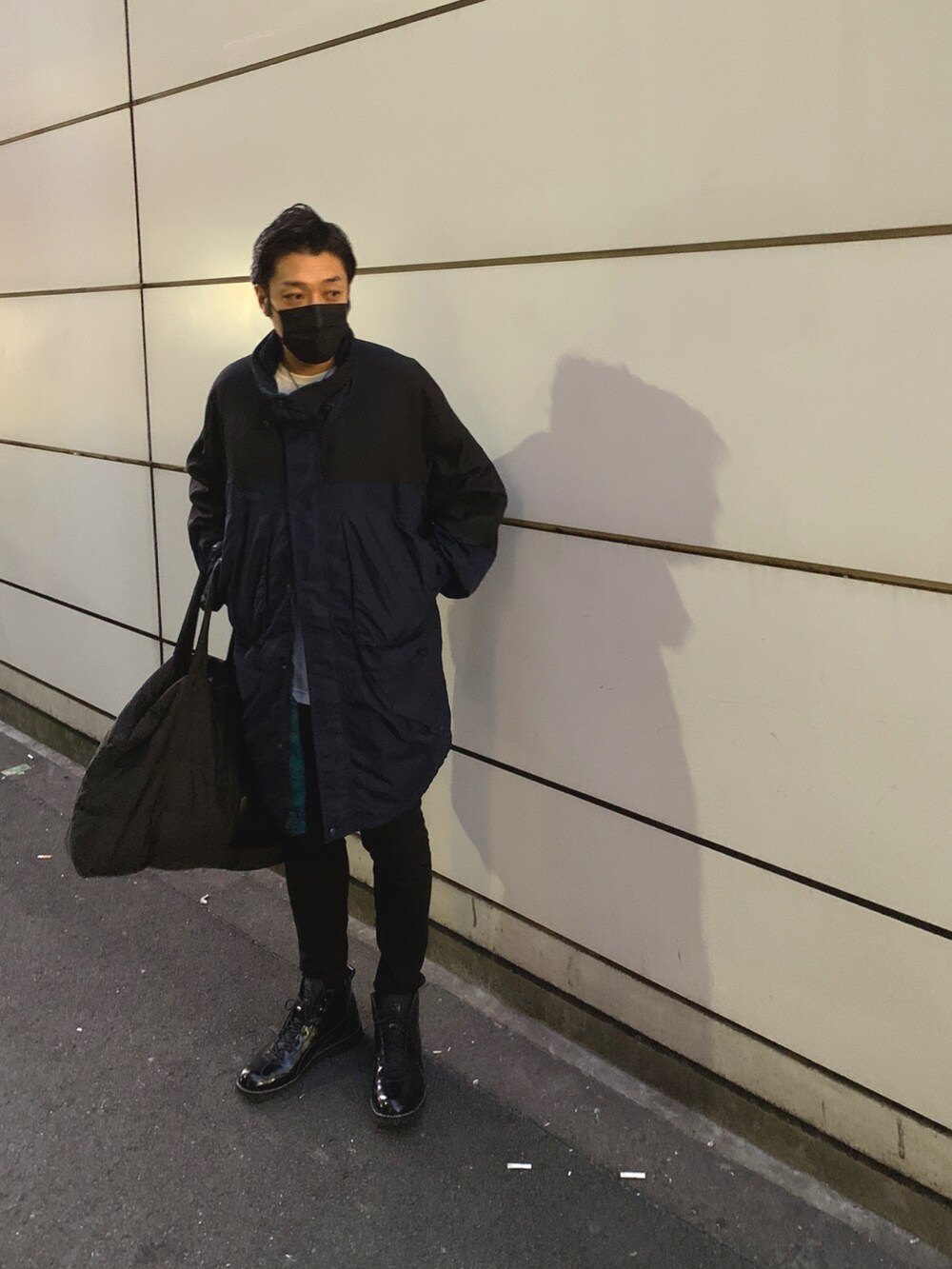 「秋冬コーデ、オーバーサイズ、古着、古着MIX、古着好きな人と繋がりたい、ロングコート、大人カジュアル、シンプル、レザー、休日スタイル、ユニクロ、モノトーンコーデ、vintage」｜「Columbiaのアイテム（ナイロンジャケット、ブラック系）」を使った、KAZU-KUNさん（メンズ・180cm）の秋コーディネートの2枚目の写真