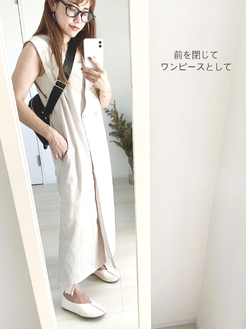 ブラック系のサンダル、ベージュ系のワンピース、ベージュ系のスラックスを着用したレディースの夏コーディネートの3枚目の写真