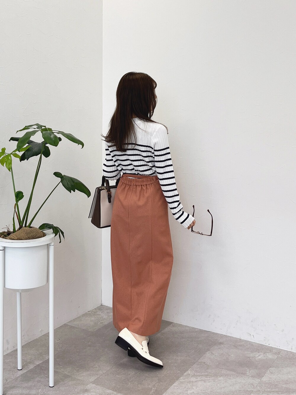 「ニット、春服コーデ、おでかけコーデ、着回しコーデ、カジュアルスタイル、オトナカワイイ、オトナ女子、ボーダー、春、ピンク」｜「Andemiuのカタボタンリブニット109354（ニット/セーター、ホワイト系）」を使った、くまりなさん（レディース・150cm）の冬コーディネートの3枚目の写真