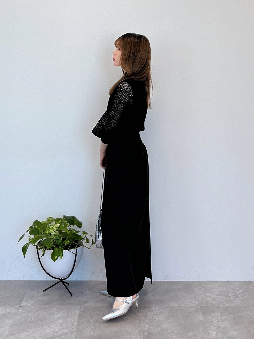 「春、春ファッション、大人女子、オトナカジュアル、ワントーンコーデ、低身長コーデ、大人かわいい、モノトーンコーデ、モノトーン、ブラック、お仕事コーデ、春夏コーデ」｜「Andemiuのレーススリーブニット187554（ニット/セーター、ブラック系）」を使った、くまりなさん（レディース・150cm）の春コーディネートの2枚目の写真