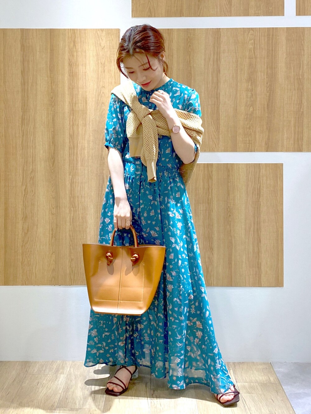 「ロングワンピース、春夏コーデ、大人カジュアル、オトナ女子、低身長女子、きれいめカジュアル、リラックススタイル、ワンピース、カジュアルコーデ、カーディガン、肩掛けカーデ」｜「Andemiuの【顔診断STRAIGHT】ラインフラワーワンピース275563（ワンピース、グリーン系）」を使った、くまりなさん（レディース・150cm）の春コーディネートの2枚目の写真