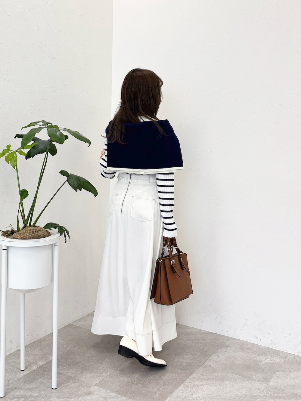 「ニット、春服コーデ、おでかけコーデ、カジュアルスタイル、オトナカワイイ、デニムコーデ、ワントーンコーデ、オトナ女子、ボーダー、きれいめコーディネート、春」｜「Andemiuのカタボタンリブニット109354（ニット/セーター、ホワイト系）」を使った、くまりなさん（レディース・150cm）の冬コーディネートの3枚目の写真