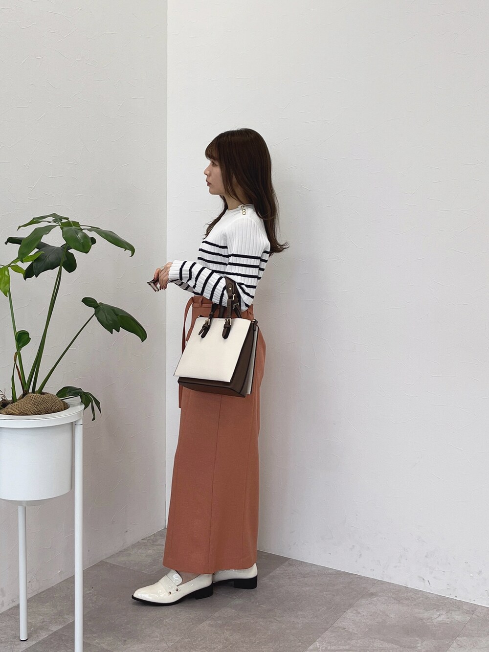 「ニット、春服コーデ、おでかけコーデ、着回しコーデ、カジュアルスタイル、オトナカワイイ、オトナ女子、ボーダー、春、ピンク」｜「Andemiuのカタボタンリブニット109354（ニット/セーター、ホワイト系）」を使った、くまりなさん（レディース・150cm）の冬コーディネートの2枚目の写真