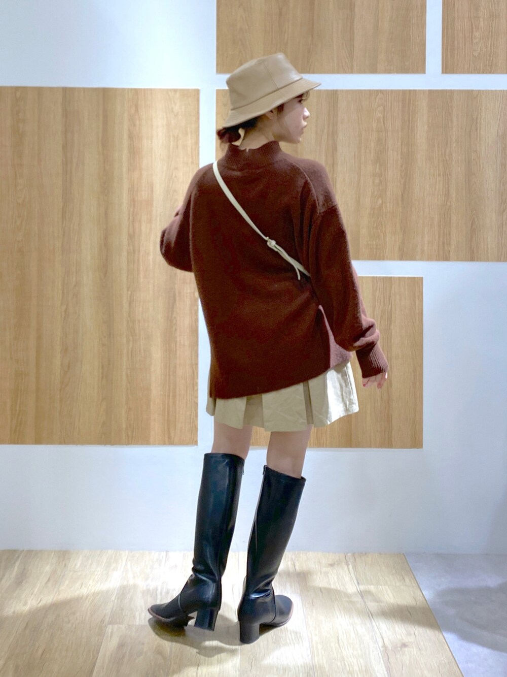 「ブーツ、冬コーデ、大人カジュアル、オトナ女子、大人コーデ、ニット、スカートスタイル、休日スタイル、低身長女子、ラフ、ゆったりコーデ、プチプラ、ブラウン、トレンド、スカート」｜「Andemiuのウールカシミヤハイネックニット295030（ニット/セーター、ブラウン系）」を使った、くまりなさん（レディース・150cm）の冬コーディネートの3枚目の写真