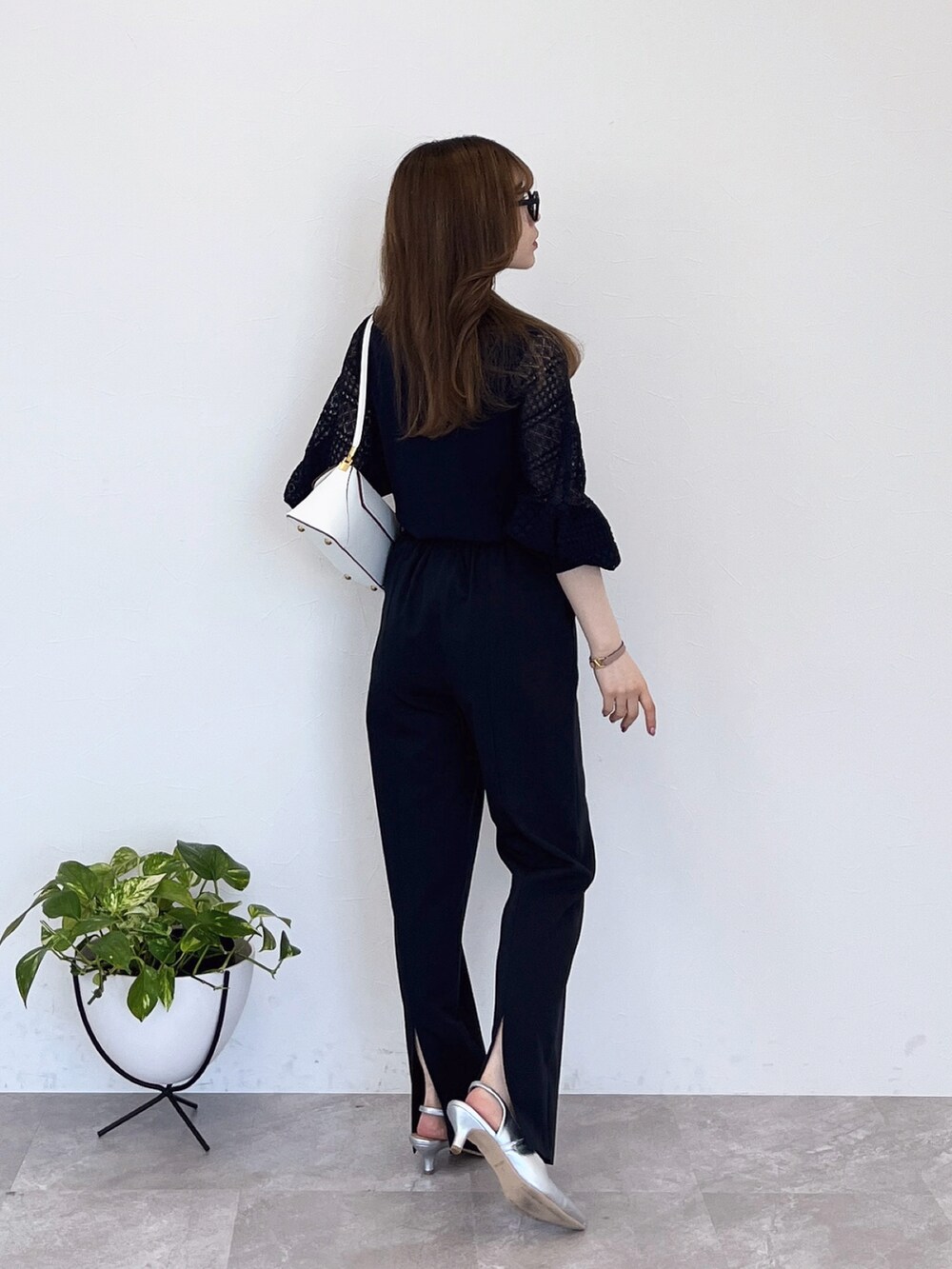 「春、春ファッション、大人女子、パンツスタイル、ワントーンコーデ、低身長コーデ、大人かわいい、春ニット、大人コーデ、お仕事コーデ、キレイめコーデ、春夏コーデ」｜「Andemiuのレーススリーブニット187554（ニット/セーター、ブルー系）」を使った、くまりなさん（レディース・150cm）の春コーディネートの3枚目の写真