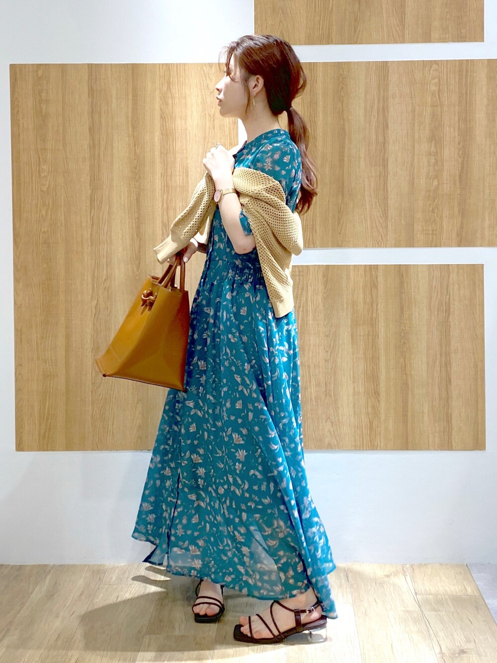 「ロングワンピース、春夏コーデ、大人カジュアル、オトナ女子、低身長女子、きれいめカジュアル、リラックススタイル、ワンピース、カジュアルコーデ、カーディガン、肩掛けカーデ」｜「Andemiuの【顔診断STRAIGHT】ラインフラワーワンピース275563（ワンピース、グリーン系）」を使った、くまりなさん（レディース・150cm）の春コーディネートの3枚目の写真