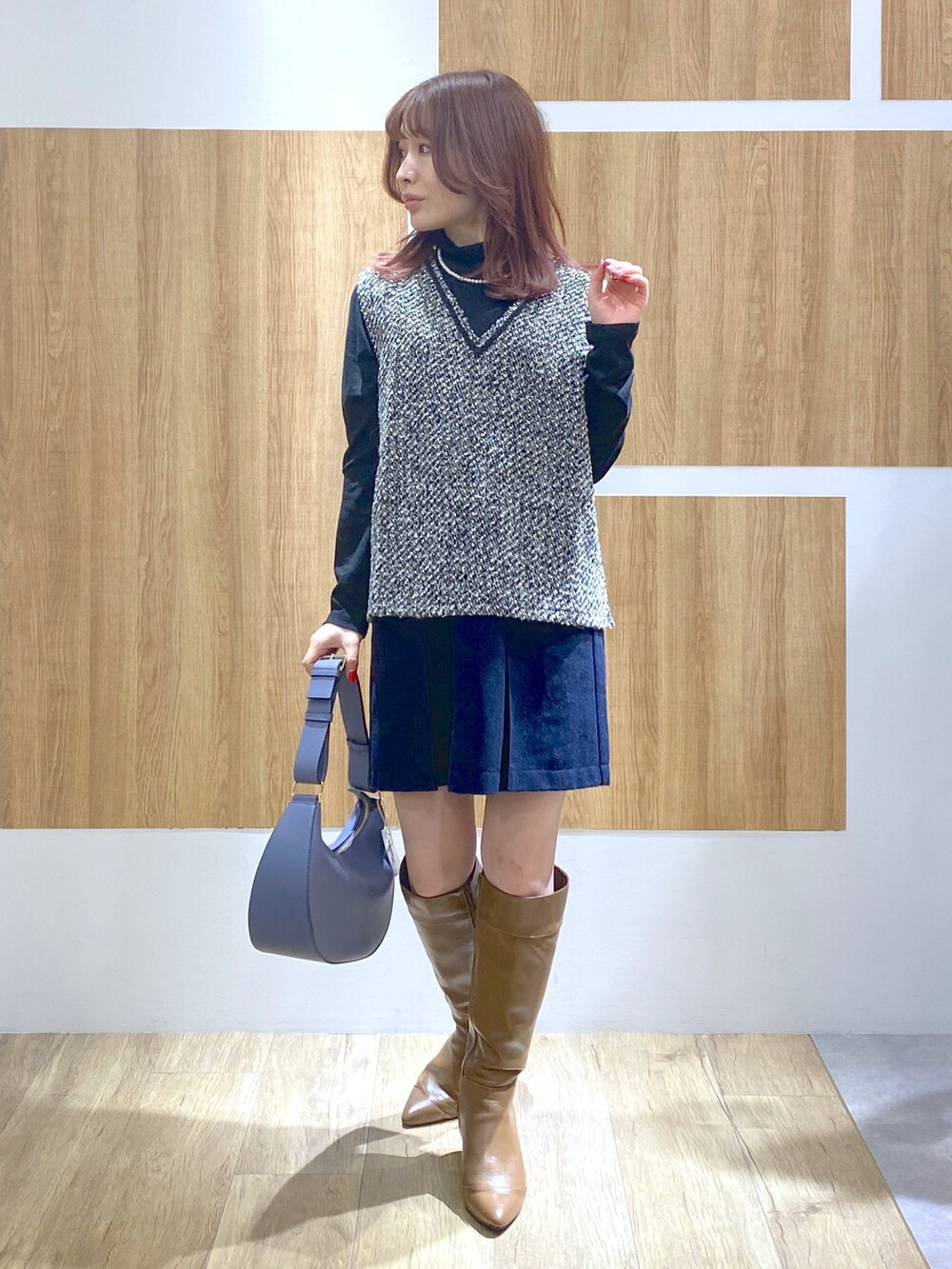 ブラック系のTシャツ/カットソー、ブルー系のスカートを着用したレディースの冬コーディネートの3枚目の写真