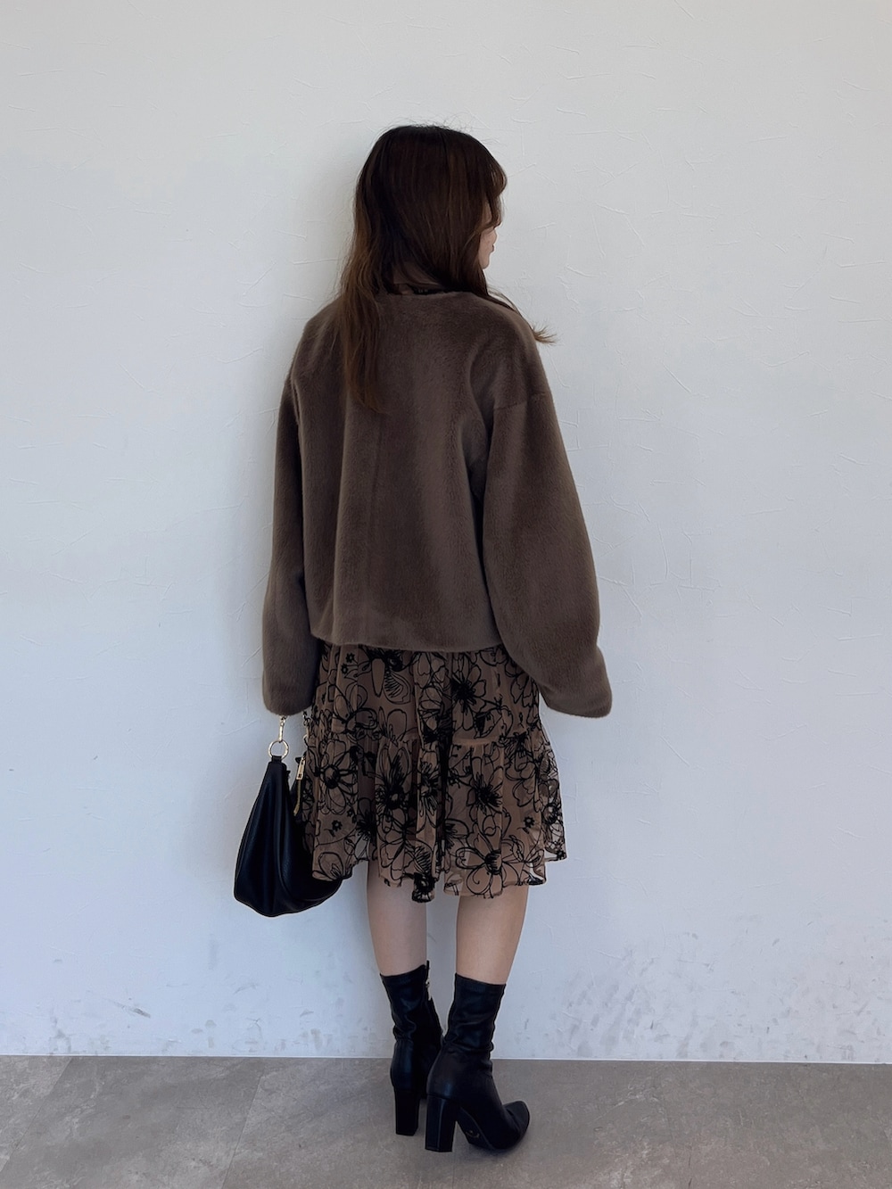 「秋冬コーデ、低身長女子、オトナガーリー、キレイめコーデ、花柄、ファー、ベロア、ブラウンコーデ」｜「Andemiuのムーンチェーンショルダー147541（ショルダーバッグ、ブラック系）」を使った、くまりなさん（レディース・150cm）の秋コーディネートの3枚目の写真