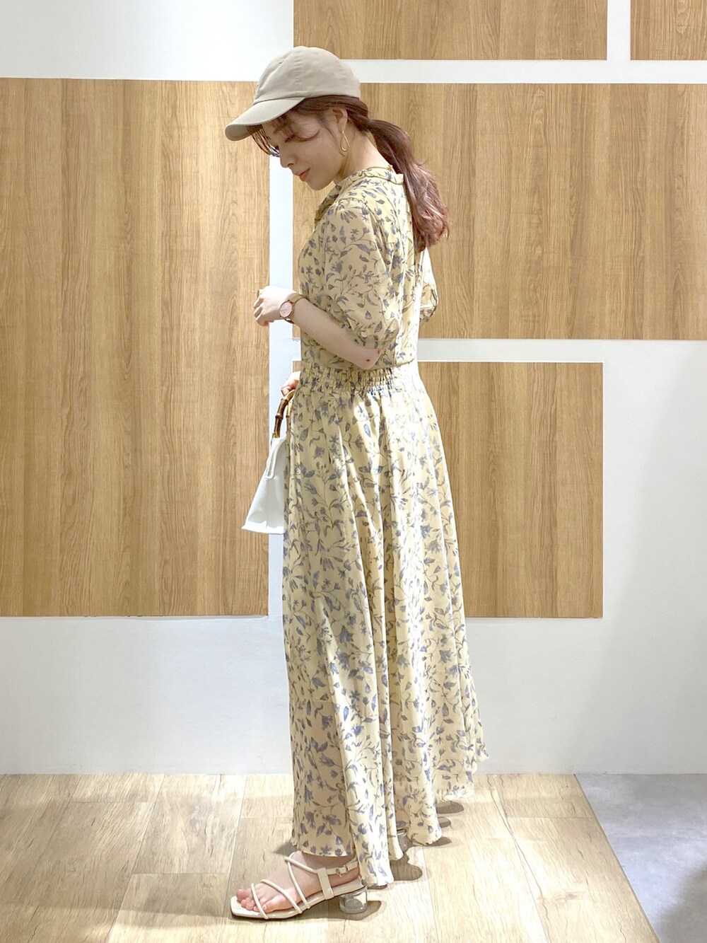 「春夏コーデ、シンプル、大人カジュアル、オトナ女子、低身長女子、きれいめカジュアル、ロングワンピース、リラックススタイル、ワンピース、着回しコーデ、サンダル、キャップ、花柄」｜「A part byのSTAR&STRIPE*キャップ　259797（キャップ、ベージュ系）」を使った、くまりなさん（レディース・150cm）の春コーディネートの2枚目の写真