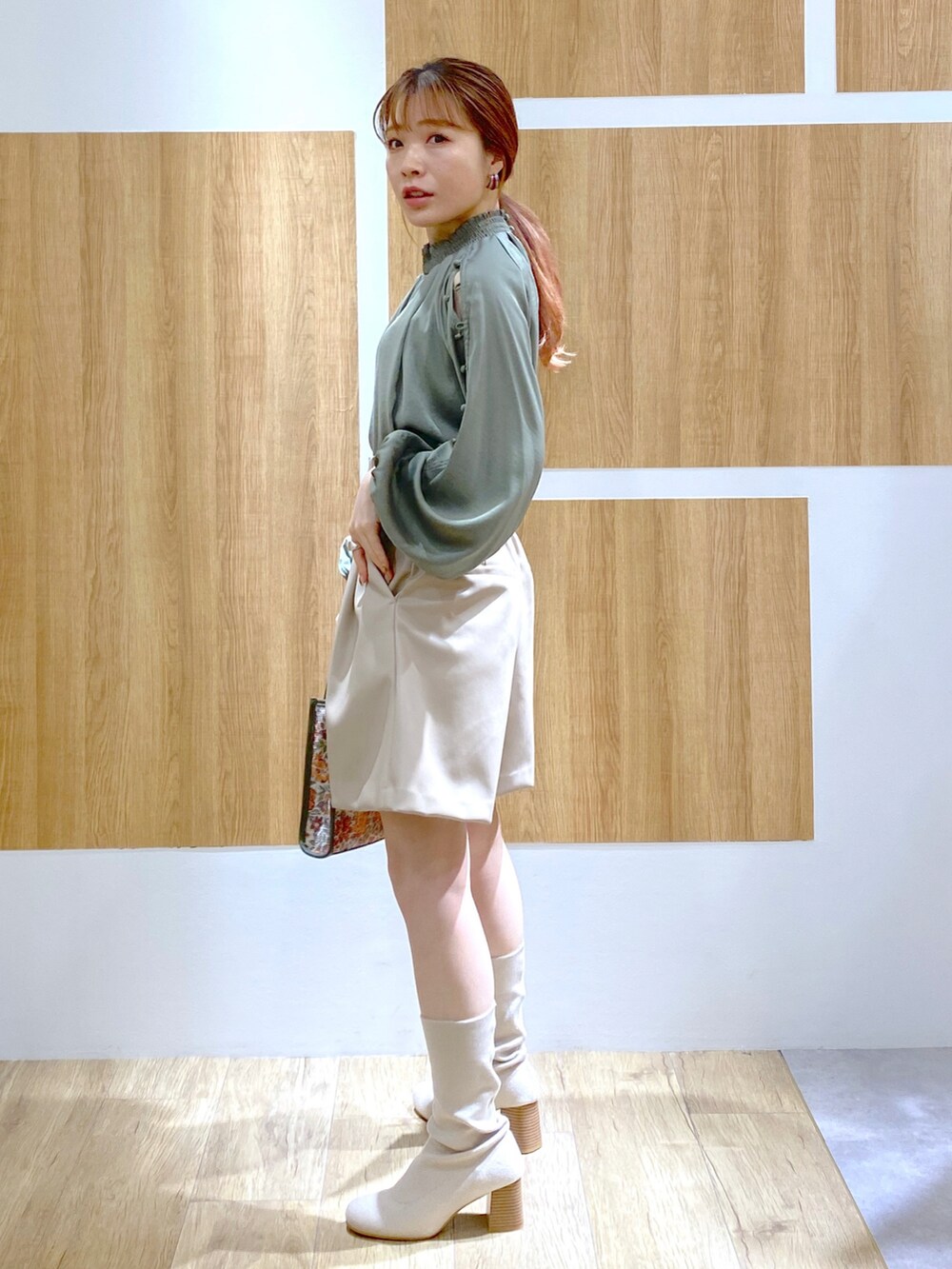 「タックイン、オトナカジュアル、オトナ女子、秋のコーデ、休日スタイル、パンツコーデ、秋服準備はじめました、低身長、秋先取りコーデ、低身長女子、ベージュ、キレイめ、ショートパンツ、ブラウス、シンプル」｜「Andemiuのカタボタンスタンドブラウス162225（シャツ/ブラウス、グリーン系）」を使った、くまりなさん（レディース・150cm）の夏コーディネートの2枚目の写真