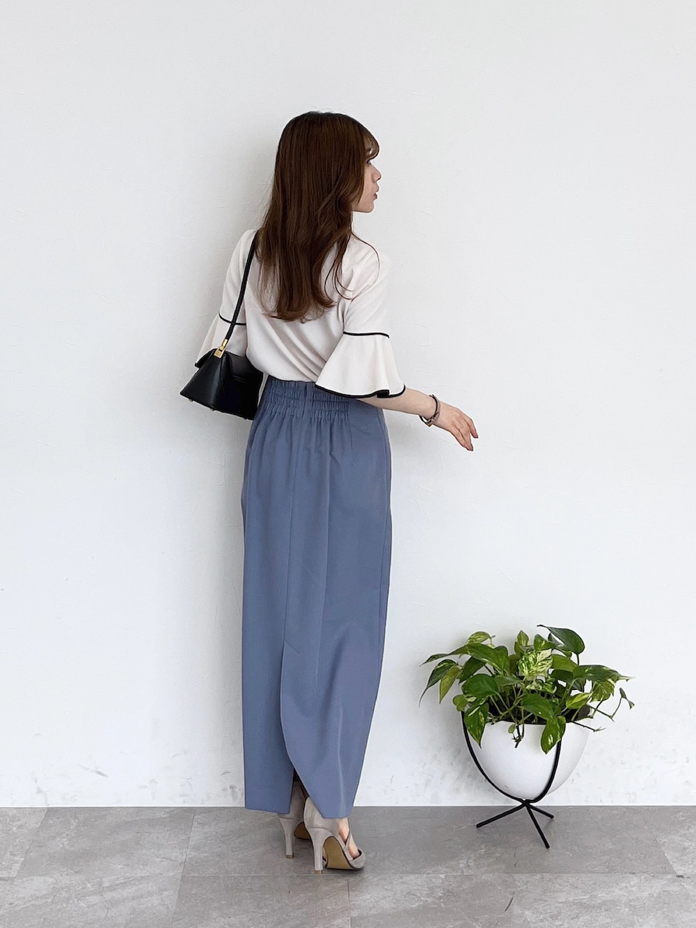 「春、春ファッション、大人女子、低身長コーデ、大人かわいい、スカートスタイル、パステルカラー、大人コーデ、キレイめ、淡色女子、キレイめコーデ、お仕事コーデ」｜「Andemiuのフロントアクセブラウス109466（シャツ/ブラウス、ホワイト系）」を使った、くまりなさん（レディース・150cm）の春コーディネートの3枚目の写真