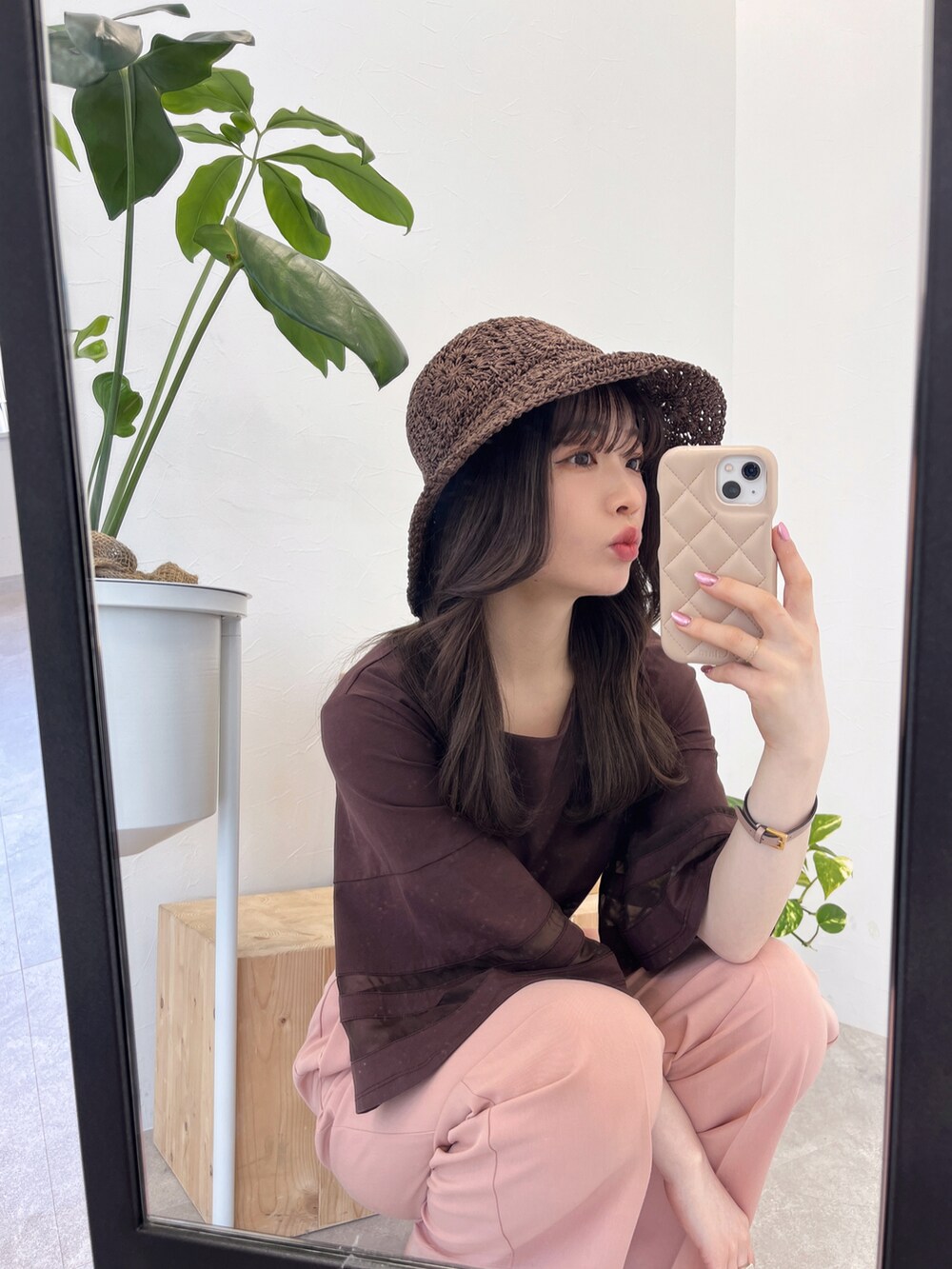 「春のおしゃ見えテクニック、春、春ファッション、オトナカジュアル、シンプルコーデ、低身長コーデ、パンツスタイル、大人女子、デートコーデ、春服みてみて、春カラー」｜「Andemiuのペーパーバケットハット 180543（ハット、ブラウン系）」を使った、くまりなさん（レディース・150cm）の春コーディネートの4枚目の写真