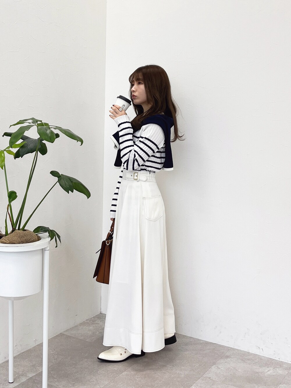 「ニット、春服コーデ、おでかけコーデ、カジュアルスタイル、オトナカワイイ、デニムコーデ、ワントーンコーデ、オトナ女子、ボーダー、きれいめコーディネート、春」｜「Andemiuのカタボタンリブニット109354（ニット/セーター、ホワイト系）」を使った、くまりなさん（レディース・150cm）の冬コーディネートの2枚目の写真