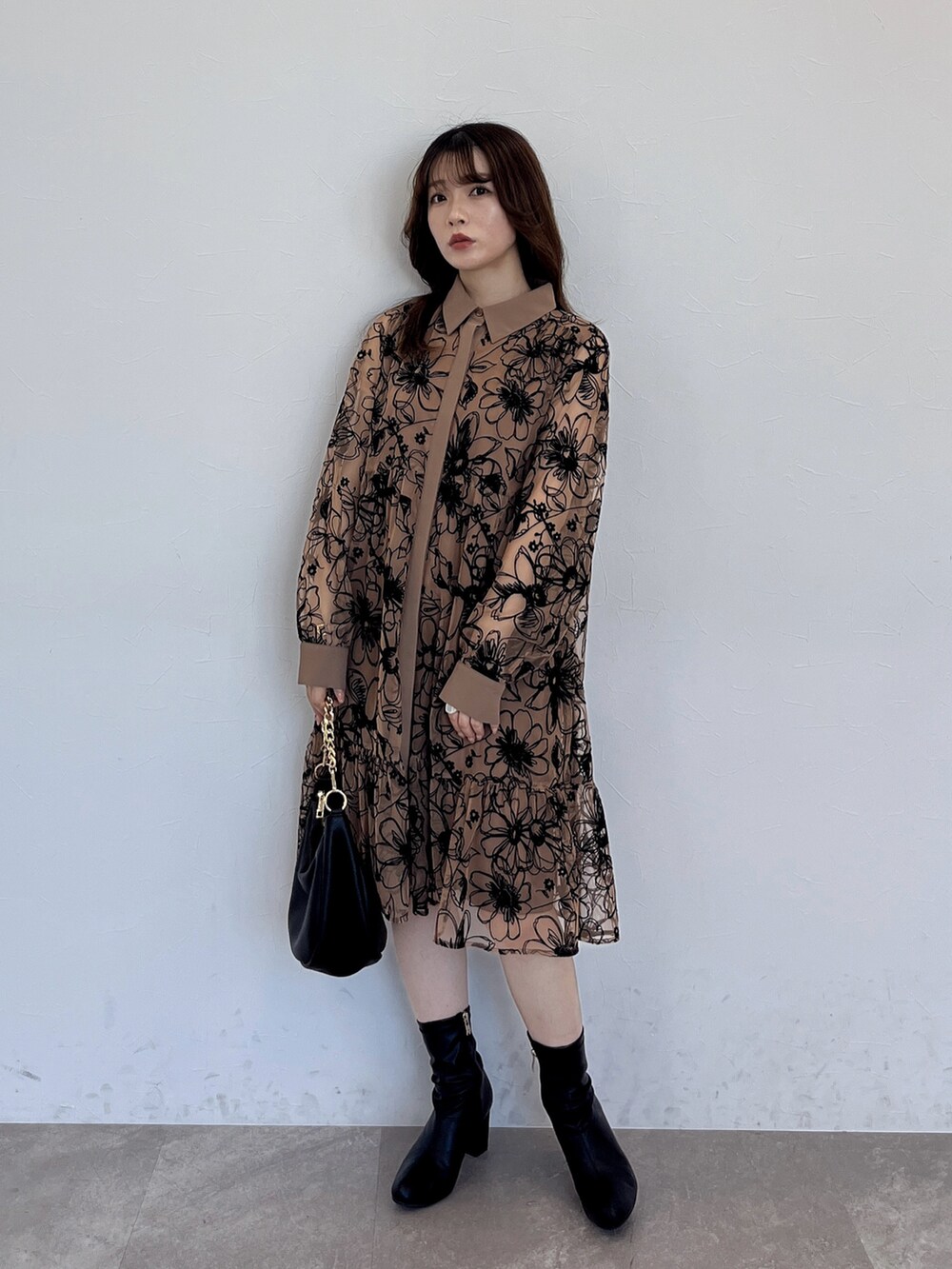 「秋冬コーデ、低身長女子、オトナガーリー、キレイめコーデ、花柄、ファー、ベロア、ブラウンコーデ」｜「Andemiuのムーンチェーンショルダー147541（ショルダーバッグ、ブラック系）」を使った、くまりなさん（レディース・150cm）の秋コーディネートの4枚目の写真
