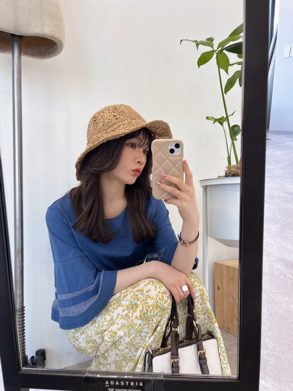 「春のおしゃ見えテクニック、春、春ファッション、低身長コーデ、大人女子、スカートスタイル、デートコーデ、春服みてみて、春カラー、低身長女子、キレイめコーデ」｜「Andemiuのソデフハク2ダンキリカエカットソー110498（Tシャツ/カットソー、ブルー系）」を使った、くまりなさん（レディース・150cm）の春コーディネートの4枚目の写真