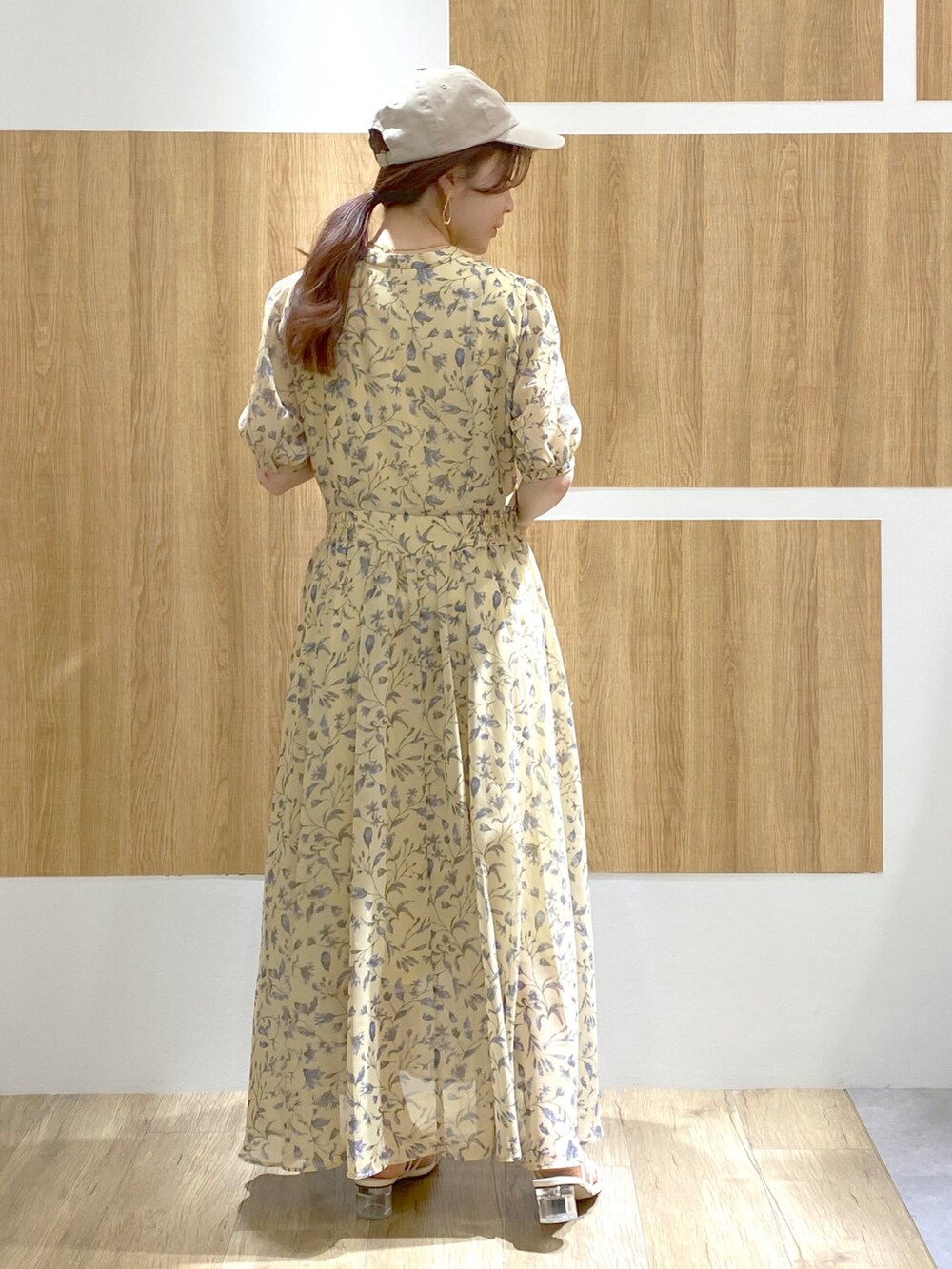 「春夏コーデ、シンプル、大人カジュアル、オトナ女子、低身長女子、きれいめカジュアル、ロングワンピース、リラックススタイル、ワンピース、着回しコーデ、サンダル、キャップ、花柄」｜「A part byのSTAR&STRIPE*キャップ　259797（キャップ、ベージュ系）」を使った、くまりなさん（レディース・150cm）の春コーディネートの3枚目の写真