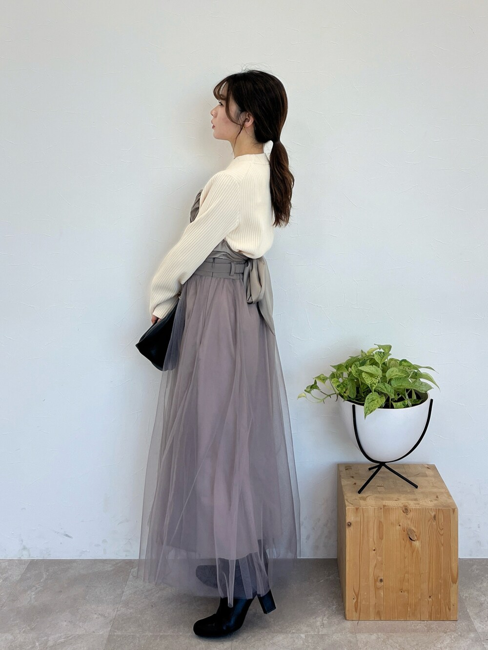 「ビスチェ、淡色コーデ、おでかけコーデ、秋服コーデ、レイヤード、キレイめ、ワントーンコーデ、低身長コーデ、フェミニンコーデ、オトナカワイイ」｜「Andemiuのムーンチェーンショルダー147541（ショルダーバッグ、ブラック系）」を使った、くまりなさん（レディース・150cm）の秋コーディネートの2枚目の写真