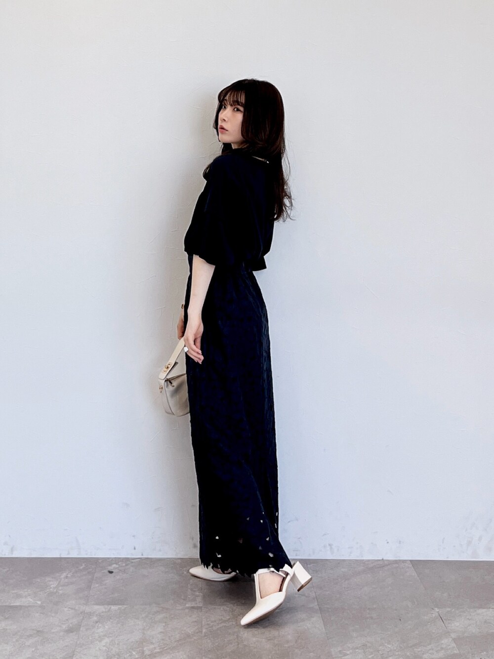 「春、春ファッション、大人女子、オトナカジュアル、ワントーンコーデ、低身長コーデ、大人コーデ、キレイめ、キレイめコーデ、お仕事コーデ、春夏コーデ」｜「Andemiuのフロントアクセブラウス109466（シャツ/ブラウス、ブルー系）」を使った、くまりなさん（レディース・150cm）の春コーディネートの2枚目の写真