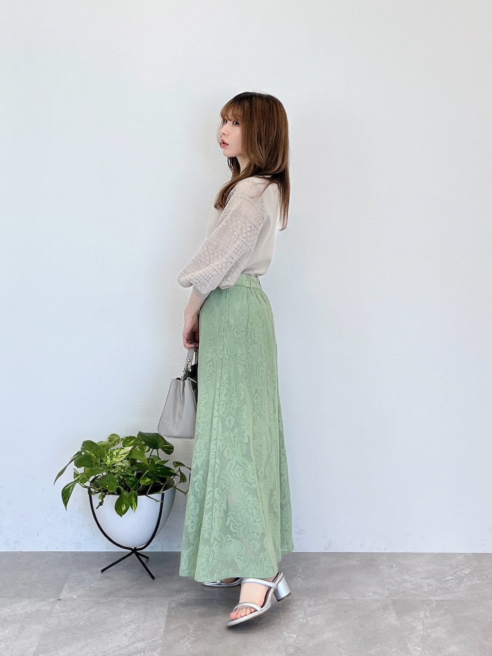 「春、春ファッション、大人女子、オトナカジュアル、お出かけコーデ、大人カジュアル、低身長コーデ、スカートスタイル、おでかけコーデ、デートコーデ、パステルカラー、春ニット、キレイめ、淡色女子、グレーコーデ」｜「Andemiuのレーススリーブニット187554（ニット/セーター、グレー系）」を使った、くまりなさん（レディース・150cm）の春コーディネートの2枚目の写真