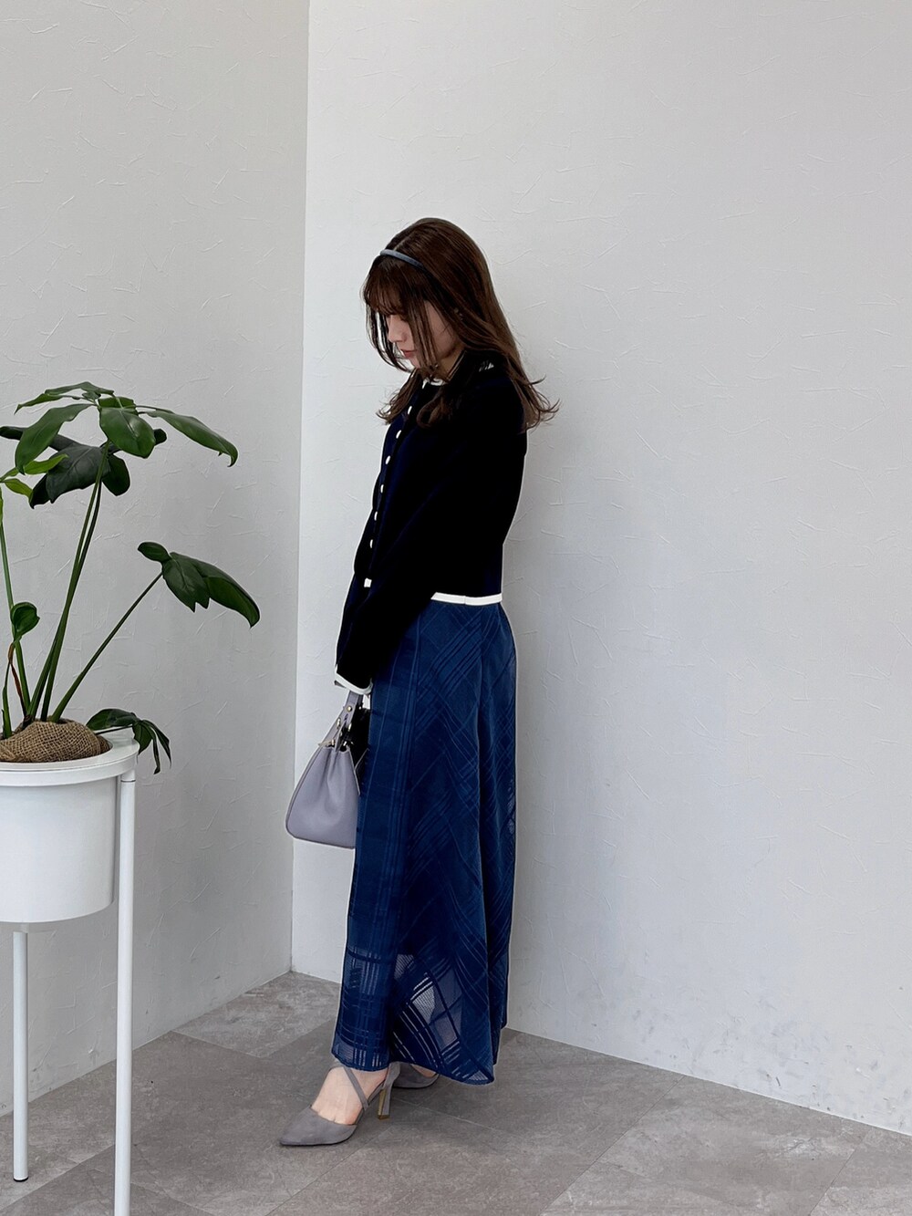 「春服コーデ、おでかけコーデ、着回しコーデ、オトナカワイイ、大人ガーリー、ニット、オトナ女子、ワントーンコーデ、大人フェミニン、フレアスカート」｜「Andemiuのクルミボタンクロップドカーディガン107814（カーディガン/ボレロ、ブルー系）」を使った、くまりなさん（レディース・150cm）の冬コーディネートの2枚目の写真