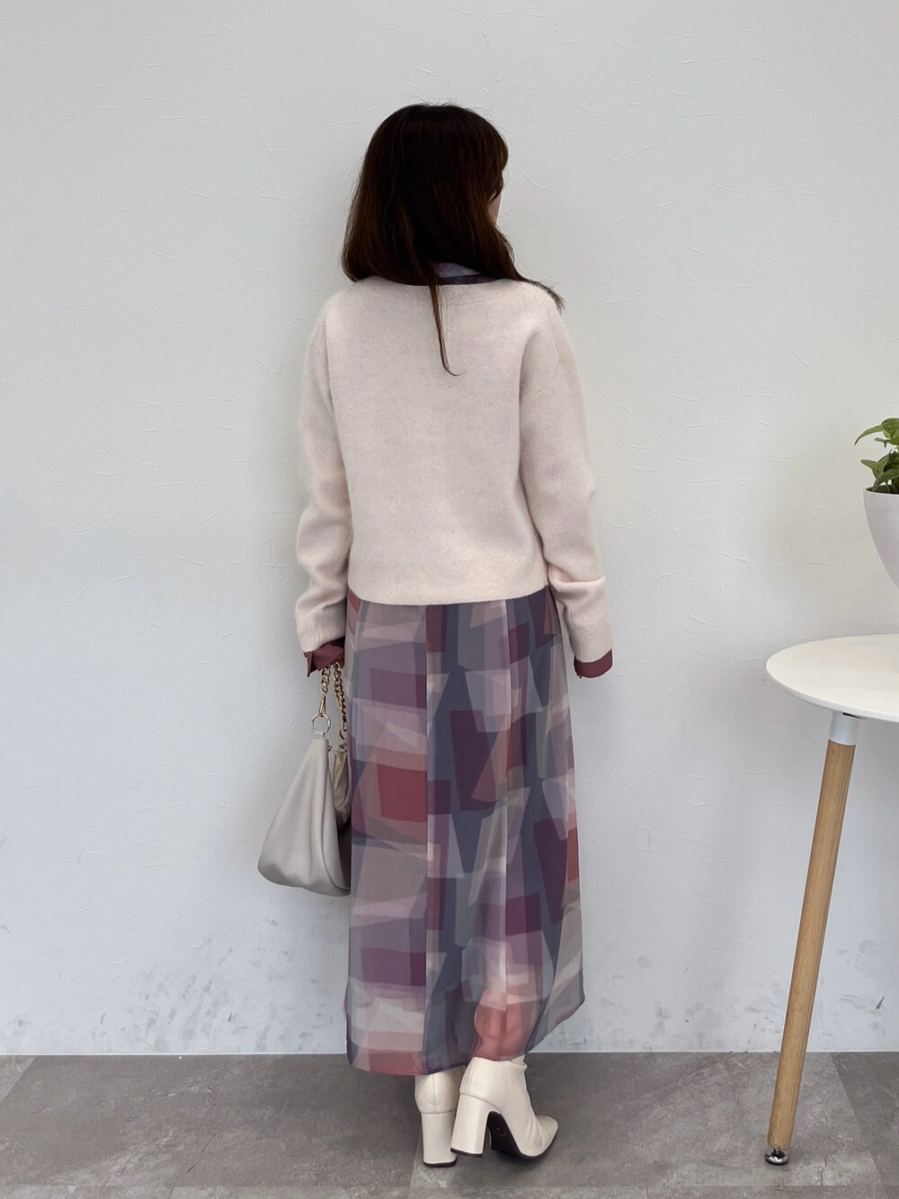 「レイヤードスタイル、ワンピース、ワンピーススタイル、淡色コーデ、ピンクコーデ、休日スタイル、大人女子、オトナカワイイ、大人ガーリー、ニットコーデ、お出かけコーデ、ロングワンピース、低身長」｜「Andemiuの【洗える】アンゴラショートVネックニット116866（ニット/セーター、ピンク系）」を使った、くまりなさん（レディース・150cm）の秋コーディネートの3枚目の写真