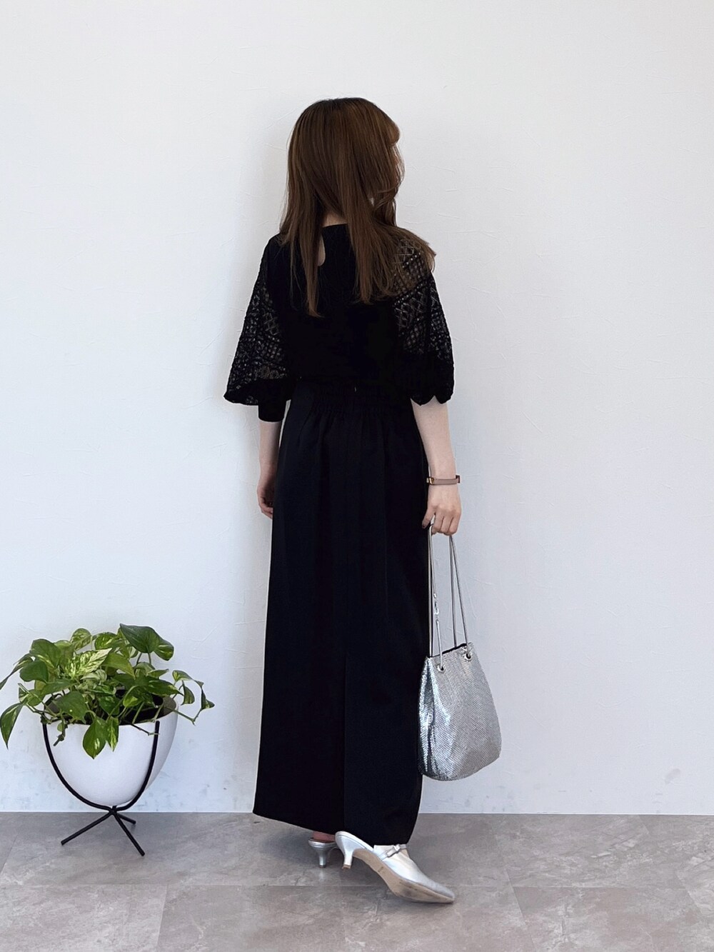 「春、春ファッション、大人女子、オトナカジュアル、ワントーンコーデ、低身長コーデ、大人かわいい、モノトーンコーデ、モノトーン、ブラック、お仕事コーデ、春夏コーデ」｜「Andemiuのレーススリーブニット187554（ニット/セーター、ブラック系）」を使った、くまりなさん（レディース・150cm）の春コーディネートの3枚目の写真