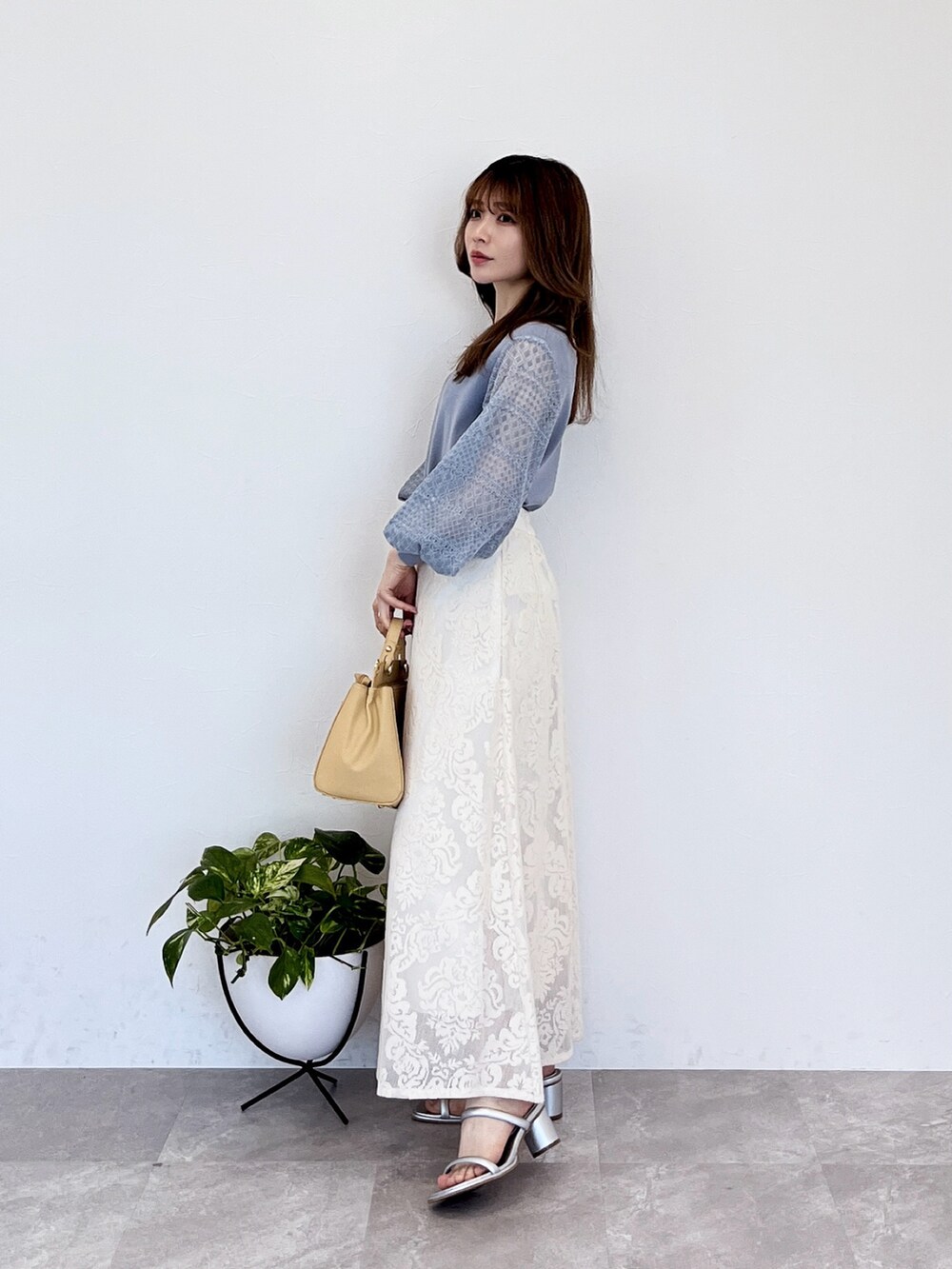 「春、春ファッション、大人女子、お出かけコーデ、低身長コーデ、スカートスタイル、おでかけコーデ、デートコーデ、ガーリー、大人コーデ、春ニット、キレイめ、キレイめコーデ、淡色女子」｜「Andemiuのレーススリーブニット187554（ニット/セーター、ブルー系）」を使った、くまりなさん（レディース・150cm）の春コーディネートの2枚目の写真
