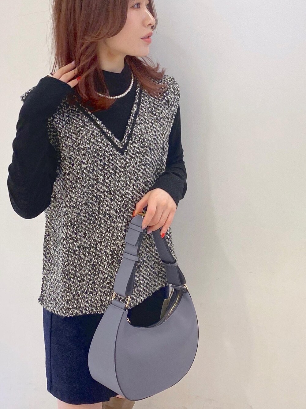 ブラック系のTシャツ/カットソー、ブルー系のスカートを着用したレディースの冬コーディネートの2枚目の写真