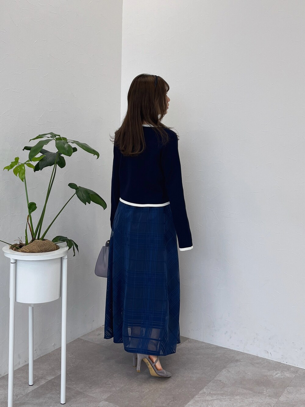 「春服コーデ、おでかけコーデ、着回しコーデ、オトナカワイイ、大人ガーリー、ニット、オトナ女子、ワントーンコーデ、大人フェミニン、フレアスカート」｜「Andemiuのクルミボタンクロップドカーディガン107814（カーディガン/ボレロ、ブルー系）」を使った、くまりなさん（レディース・150cm）の冬コーディネートの3枚目の写真