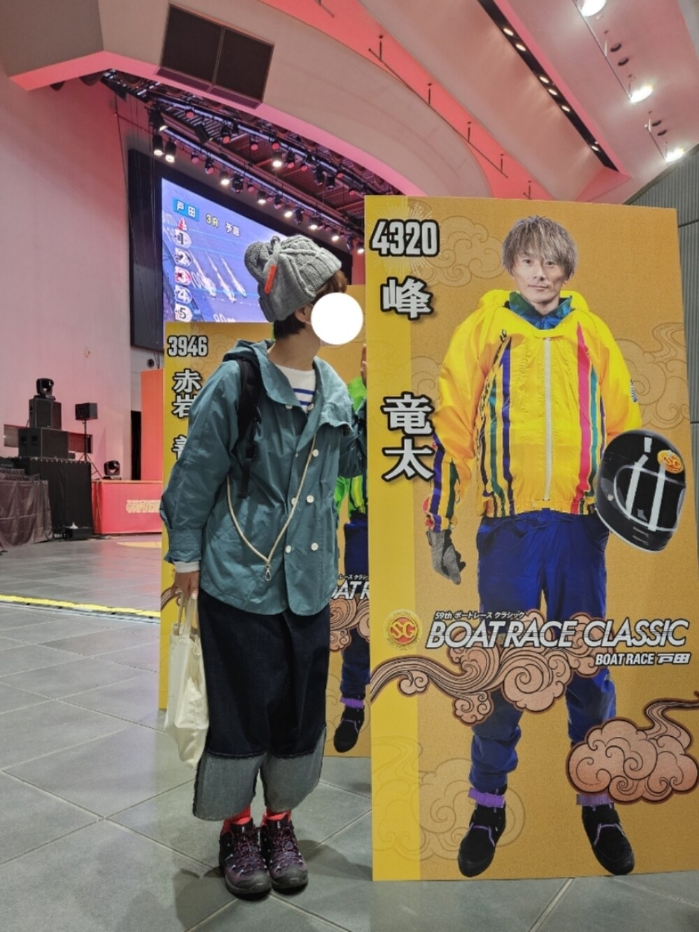 グリーン系のマウンテンパーカー、ブルー系のTシャツ/カットソー、ブルー系のデニムパンツを着用したレディースの春コーディネートの3枚目の写真