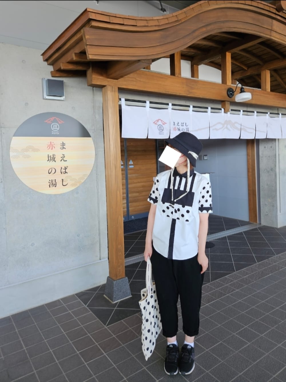 ホワイト系のシャツ/ブラウス、ブラック系のその他パンツ、ホワイト系のトートバッグを着用したレディースの秋コーディネートの2枚目の写真