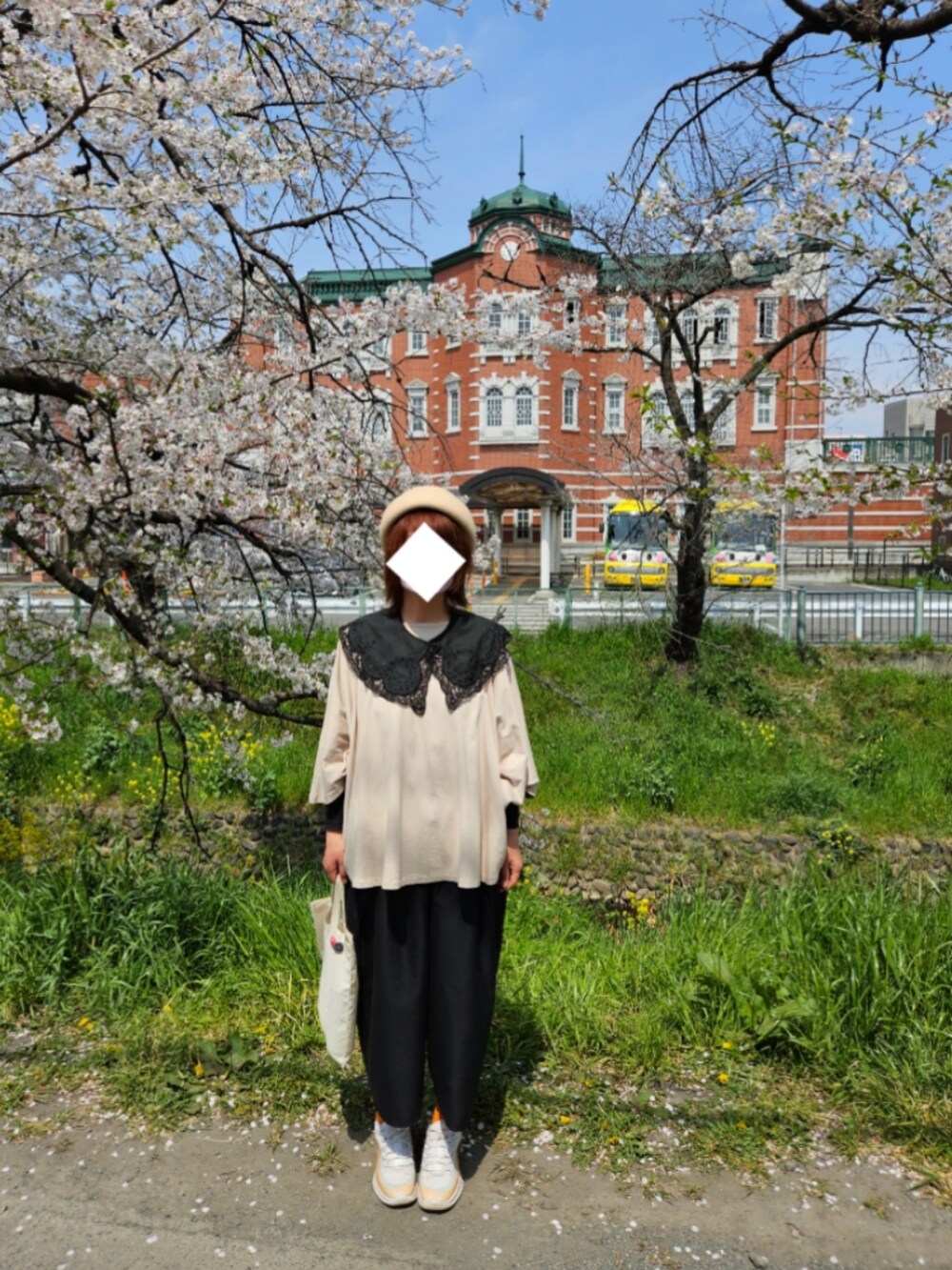 ベージュ系のTシャツ/カットソー、ホワイト系のスニーカー、ブラック系のパンツを着用したレディースの春コーディネートの2枚目の写真