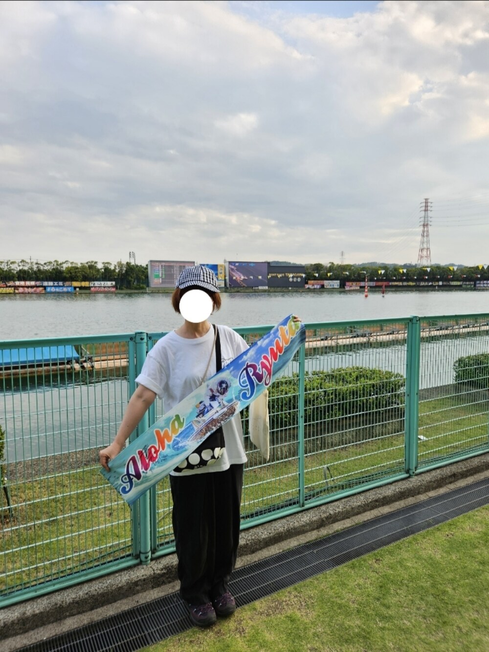 ブラック系のシャツ/ブラウス、ブラック系のショルダーバッグ、ホワイト系のトートバッグを着用したレディースの夏コーディネートの2枚目の写真