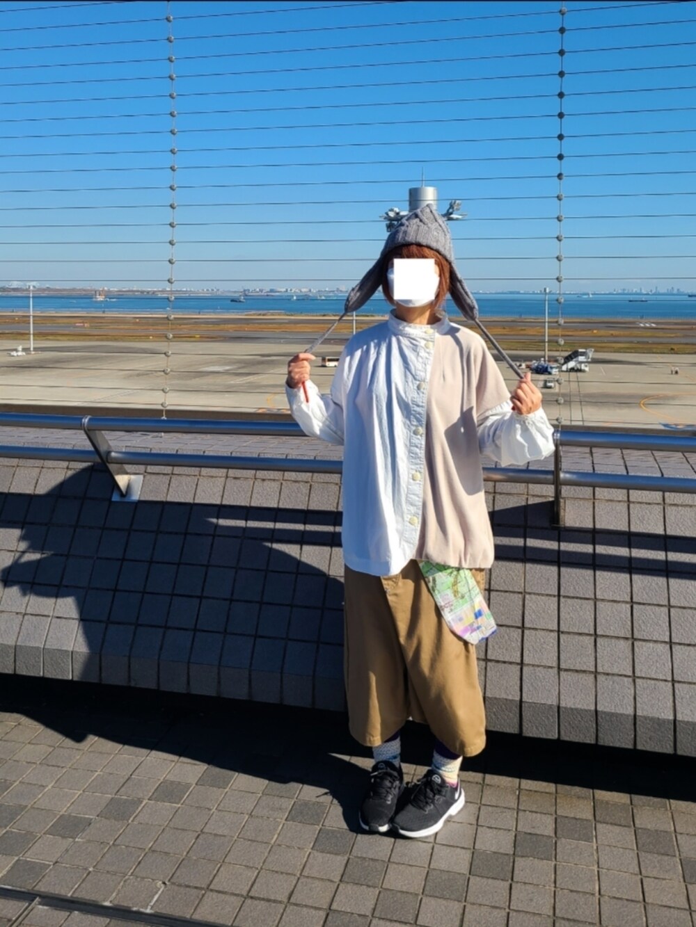 ホワイト系のシャツ/ブラウス、ベージュ系のその他パンツ、ブラック系のスニーカーを着用したレディースの秋コーディネートの2枚目の写真