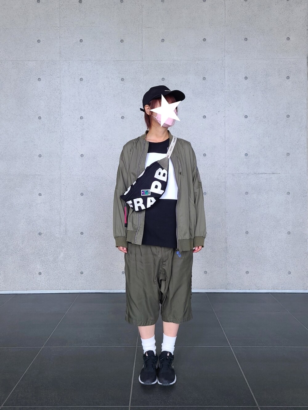グリーン系のミリタリージャケット、グリーン系のサロペット/オーバーオール、ブラック系のボディバッグ/ウエストポーチを着用したレディースの春コーディネートの2枚目の写真