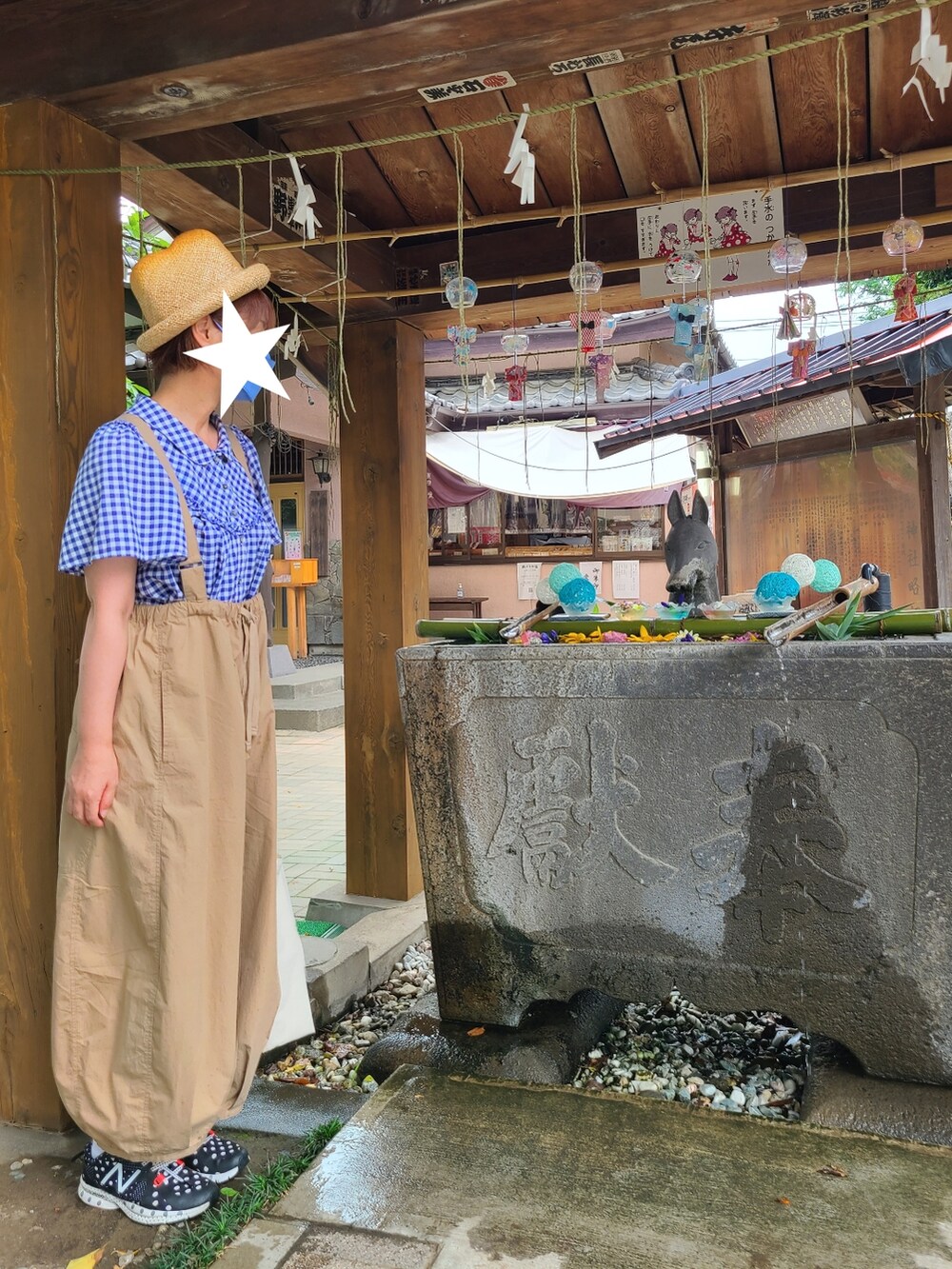 ベージュ系のサロペット/オーバーオール、ホワイト系のトートバッグ、ブラック系のスニーカーを着用したレディースの夏コーディネートの2枚目の写真