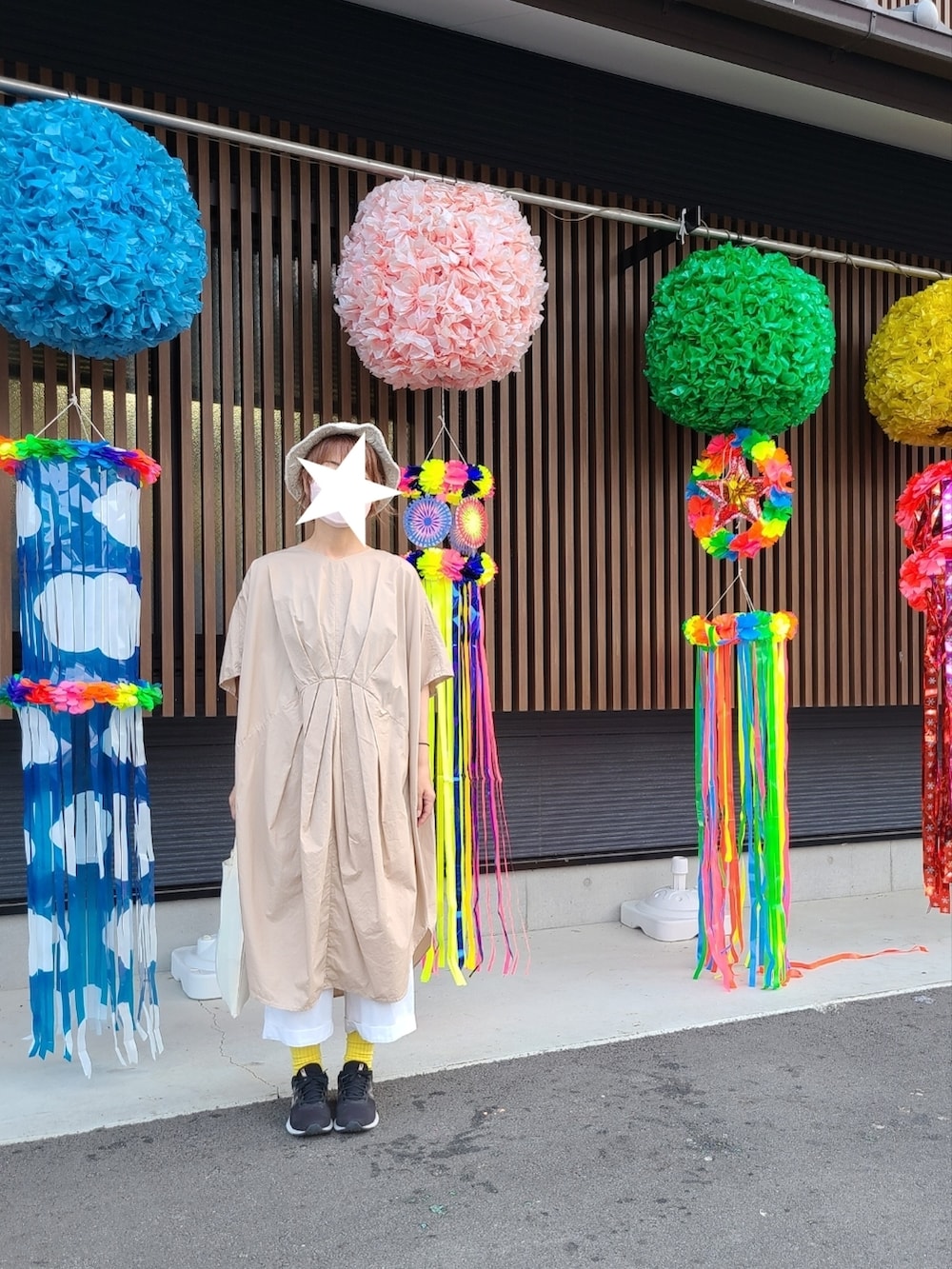 ベージュ系のワンピース、ホワイト系のその他パンツ、ブラック系のスニーカーを着用したレディースの夏コーディネートの2枚目の写真