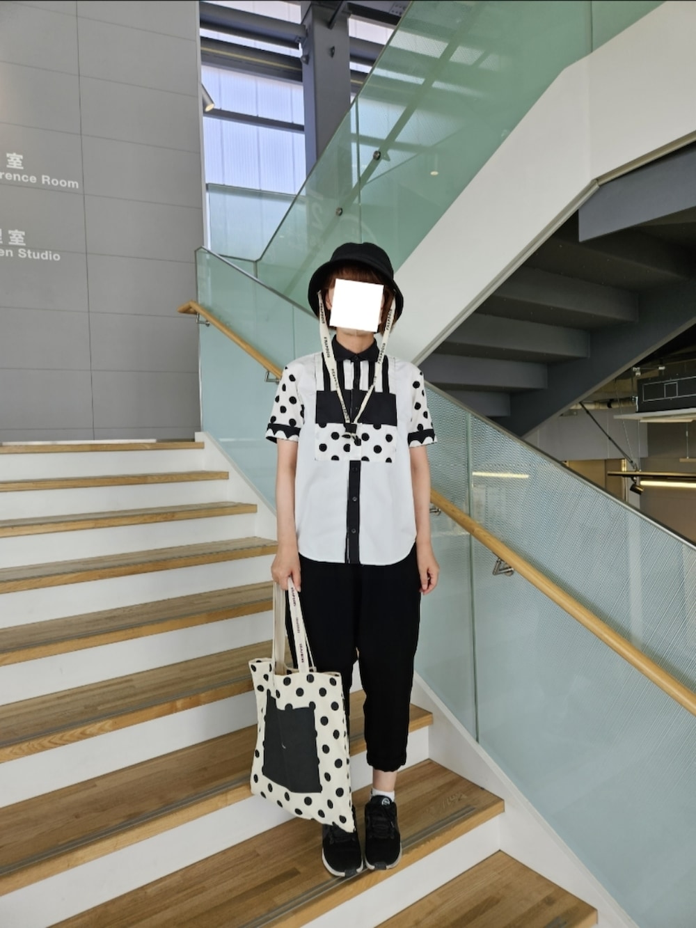 ホワイト系のシャツ/ブラウス、ブラック系のその他パンツ、ホワイト系のトートバッグを着用したレディースの秋コーディネートの3枚目の写真