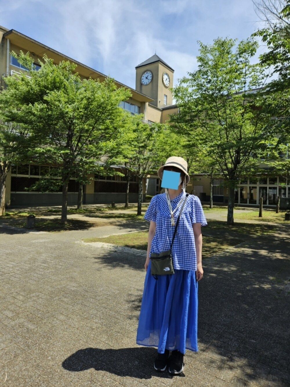 ブルー系のシャツ/ブラウス、グリーン系のショルダーバッグ、ブルー系のスカートを着用したレディースの夏コーディネートの2枚目の写真