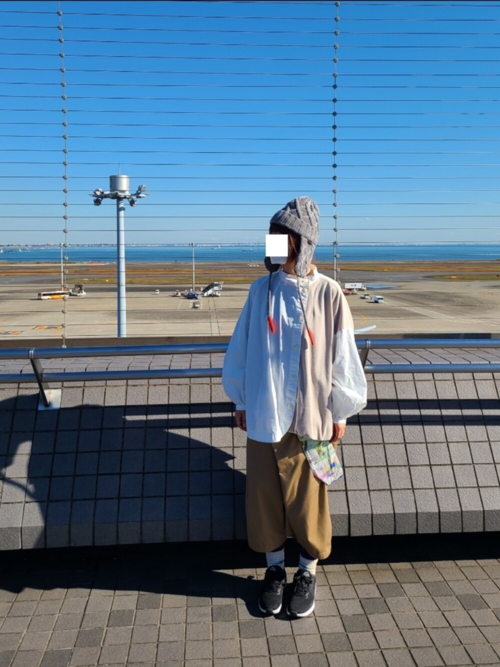 ホワイト系のシャツ/ブラウス、ベージュ系のその他パンツ、ブラック系のスニーカーを着用したレディースの秋コーディネートの3枚目の写真