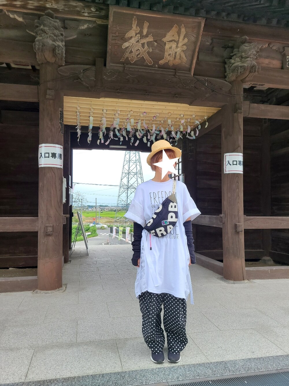 ブラック系のボディバッグ/ウエストポーチ、ブラック系のチノパンツ、ブラック系のスニーカーを着用したレディースの夏コーディネートの2枚目の写真