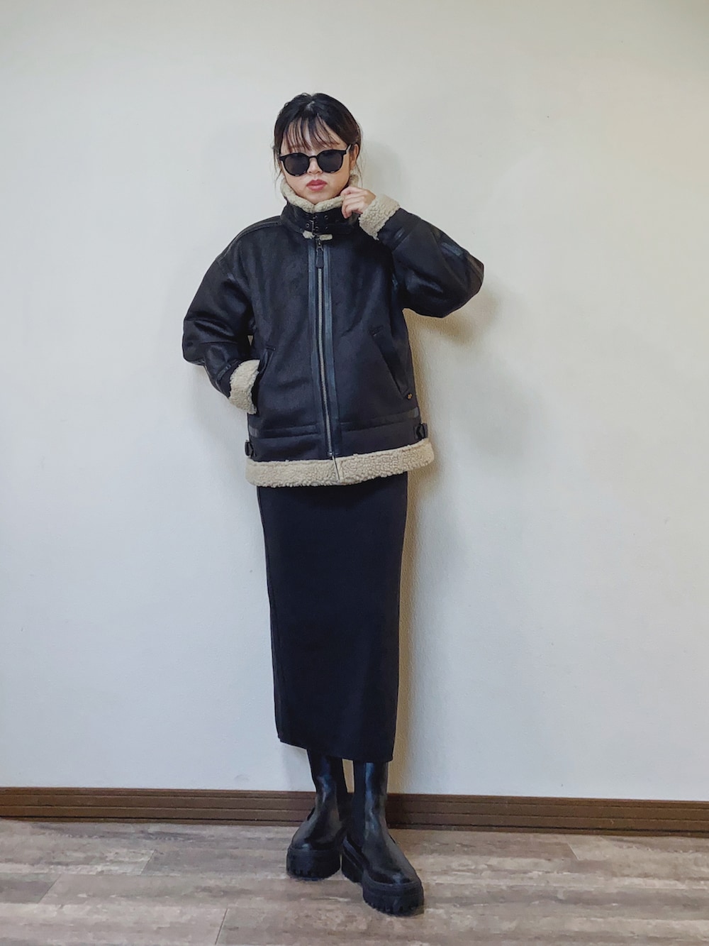 「B-3、フライトジャケット、ムートンジャケット、タイトスカート、ロングスカート、厚底シューズ、ブーツ、ショートブーツ、ブラック、ブラックコーデ、alpha、オーバーサイズ、冬コーデ、ボマージャケット、UNIQLO」｜「ALPHAのB-3フェイクムートン オーバーサイズ（ムートンコート、ブラック系）」を使った、Miiさん（レディース・159cm）の秋コーディネートの4枚目の写真