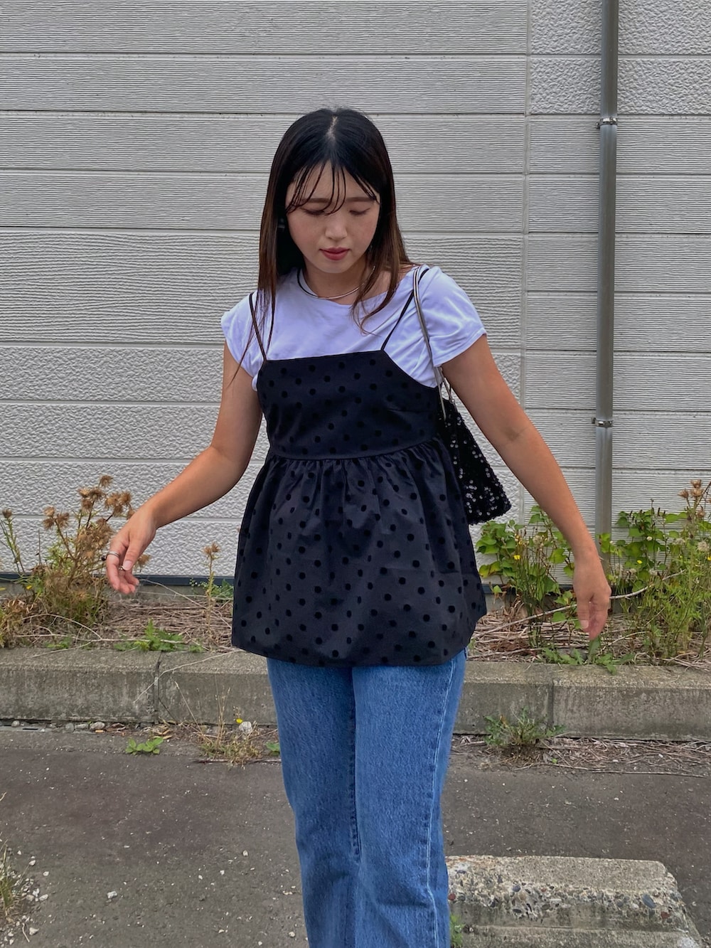 「PR、Levi's、Levis、リーバイス、リーバイス24AW、デニム、ブーツカット、ビスチェ、デニムパンツ、きれいめカジュアル、休日スタイル、Marie's Closet、飯豊まりえ、ドット、レイヤードスタイル」｜「Levi'sのLevi's/リーバイス 飯豊まりえ別注 517(TM) ブーツカット IM ミディアムインディゴ（デニムパンツ、ブルー系）」を使った、Miiさん（レディース・159cm）の夏コーディネートの5枚目の写真