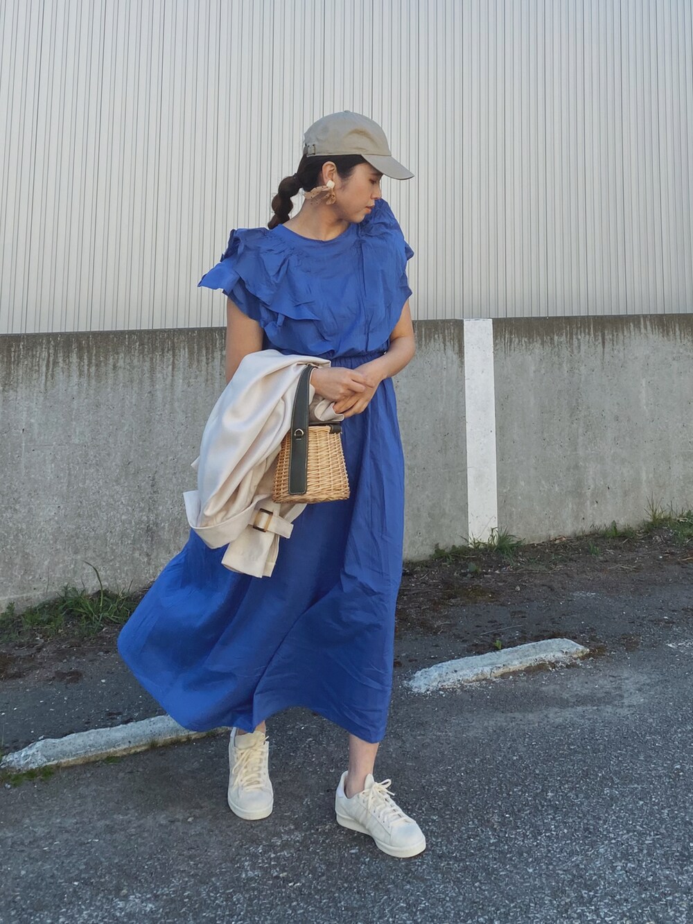 「deuxamour、フリル、ロングワンピース、ごきげんウィーク、ワンピース、スニーカー、スニーカーコーデ、キャップ、プチプラ、ブルー、かごバッグ、シンプルコーデ、休日スタイル、カラー×コーデ、カラーコーデ」｜「deux amourのフリルワンピース（チュニック、ブルー系）」を使った、Miiさん（レディース・159cm）の春コーディネートの2枚目の写真