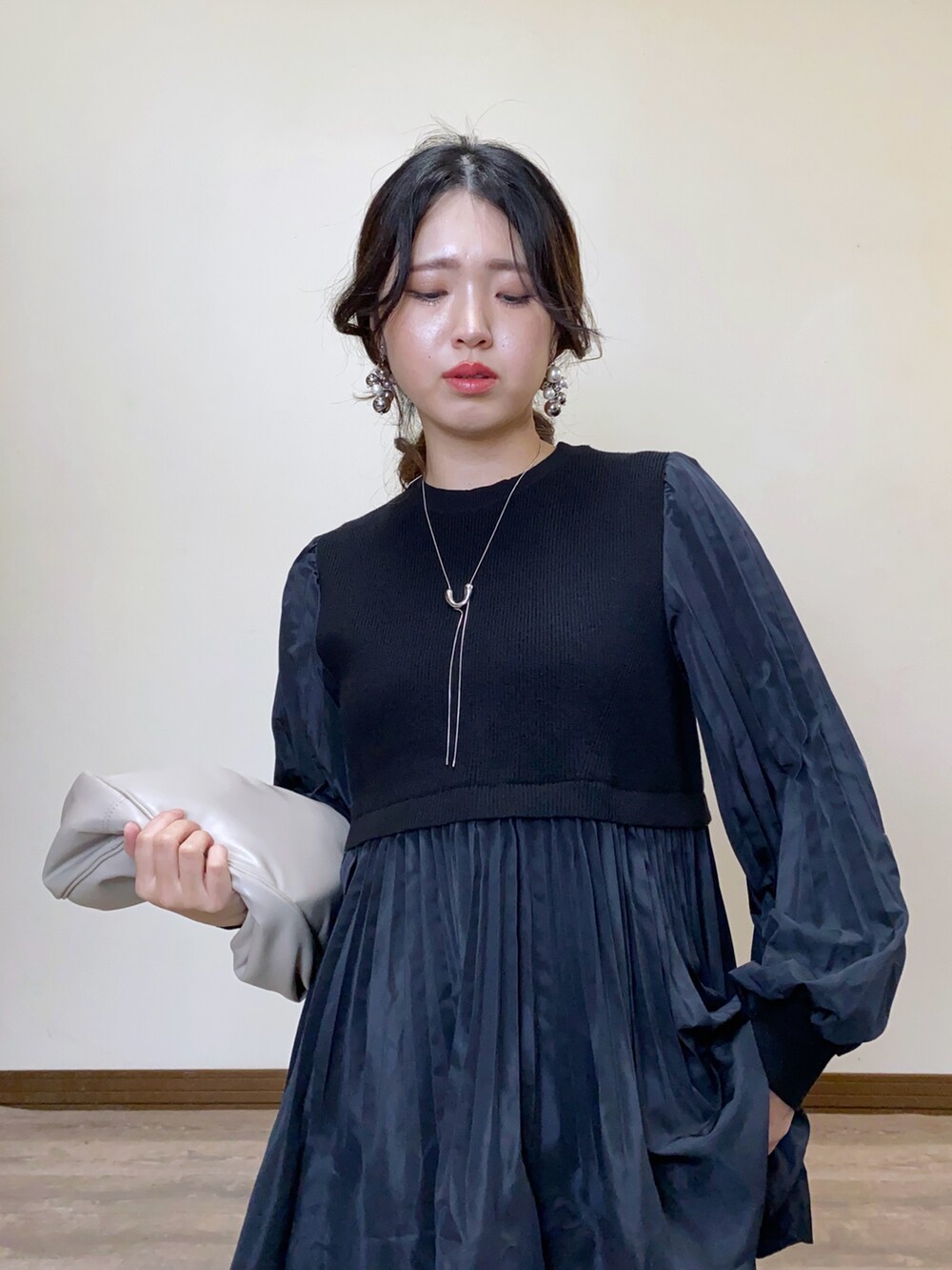 「今日のコスメと服、ブラック、ブラックコーデ、モノトーン、メタリック、メタリックシューズ、シルバーシューズ、サングラス、チュニック、ニット、春コーデ、モードカジュアル、シンプルコーデ、お出かけコーデ、バレエシューズ」｜「OPAQUE.CLIPのプリーツドッキングチュニックニット【洗濯機洗い可】（ニット/セーター、ブラック系）」を使った、Miiさん（レディース・159cm）の春コーディネートの2枚目の写真