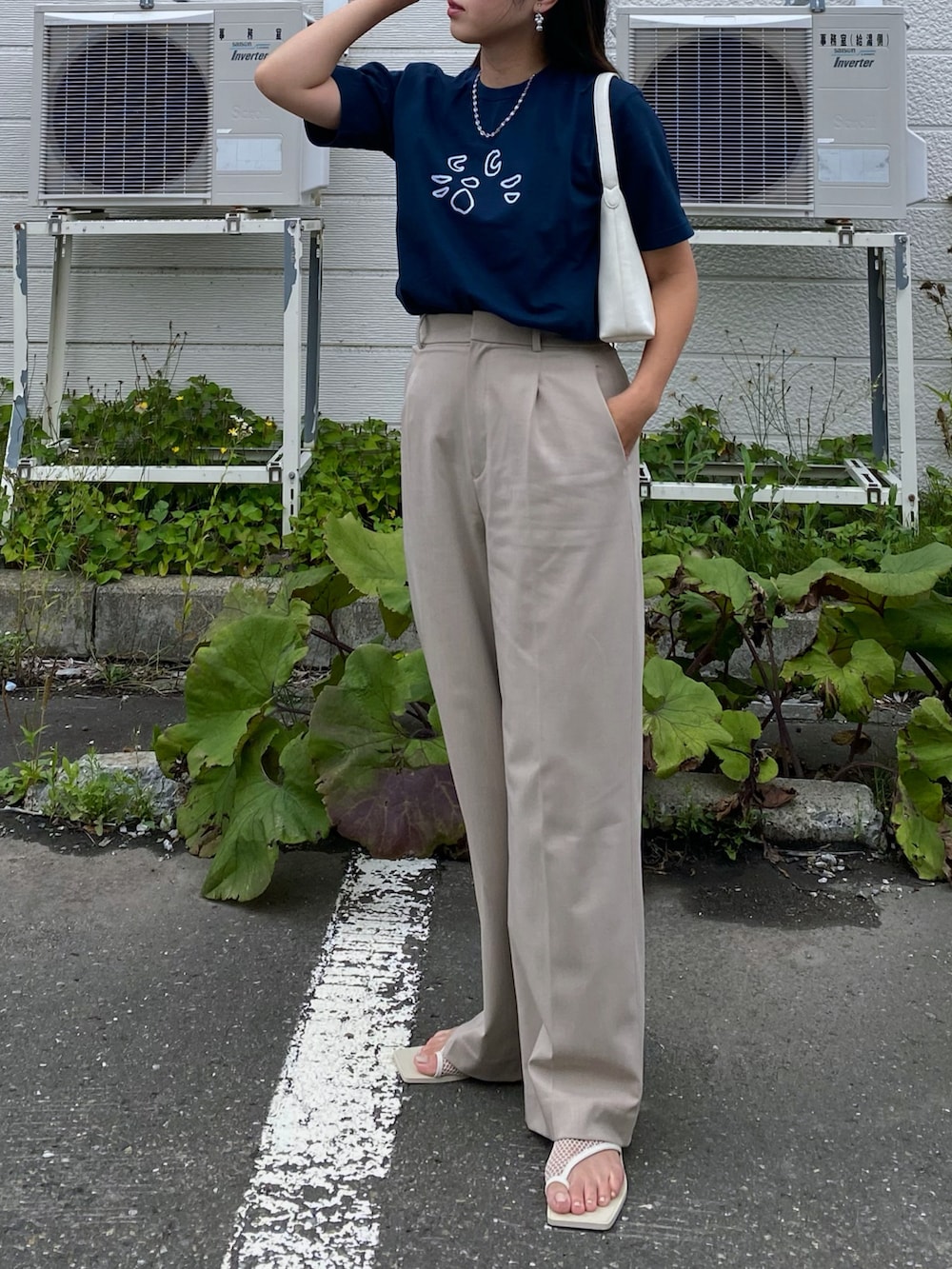 「休日スタイル、夏コーデ、大人かわいい、ネイビー、プリントT、タックワイドパンツ、ワイドパンツ、サンダル、シンプルコーデ、大人カジュアル、30代コーデ、ママコーデ、UNIQLO、プチプラ、Tシャツコーデ」｜「NYA-のアイテム（Tシャツ/カットソー、ブルー系）」を使った、Miiさん（レディース・159cm）の夏コーディネートの4枚目の写真