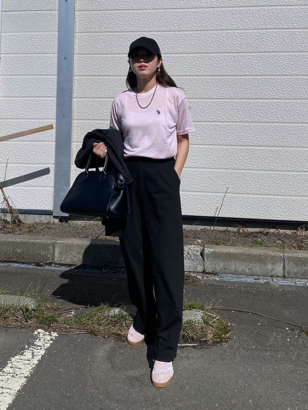 「大人カジュアル、シアートップス、ピンク、Tシャツ、ワイドパンツ、タックワイドパンツ、スニーカー、キャップ、お出かけコーデ、春夏コーデ、春カラー、ピンクコーデ、パステルカラー、スニーカーコーデ、ボストンバッグ」｜「U.S. POLO ASSN.のGeeRA別注【U.S. POLO ASSN.】スラブシアーTシャツ（Tシャツ/カットソー、ピンク系）」を使った、Miiさん（レディース・159cm）の春コーディネートの2枚目の写真