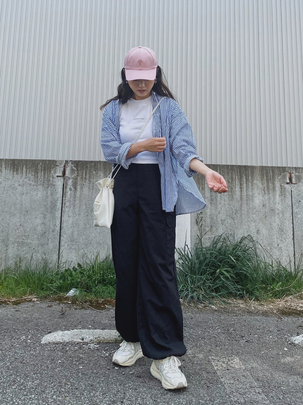 「休日スタイル、シャツスタイル、ストライプシャツ、カーゴパンツ、パラシュートパンツ、キャップ、カラーコーデ、今日のコスメと服、Calvin Klein、クロップドトップス、ロゴT、スニーカー、ストリート、巾着バッグ、夏のコスメと服」|「Calvin Kleinのモノグラム ロゴ ベイビーTシャツ(Tシャツ/カットソー、ホワイト系)」を使った、Miiさん(レディース・159cm)の春コーディネートの5枚目の写真