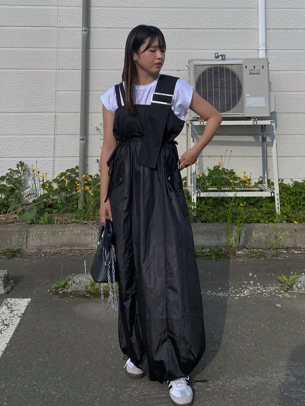 「夏コーデ、レイヤードスタイル、モノトーンコーデ、モード、チュール、シースルー、ワンピース、ロングワンピース、キャミワンピ、ボレロ、スニーカー、モードカジュアル、スポーツミックス、お出かけコーデ、プチプラ」|「Ezick ANNONIMのMulti-fit BIG バックルワンピース(ワンピース、ブラック系)」を使った、Miiさん(レディース・159cm)の夏コーディネートの2枚目の写真